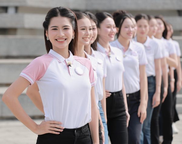 Thí sinh Hoa hậu Việt Nam được du khách quốc tế khen