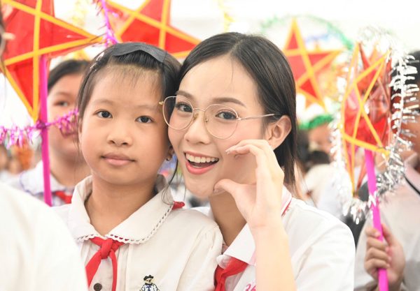 Thí sinh Hoa hậu Việt Nam mang Trung thu tới trẻ em vùng biên Tuyên Quang