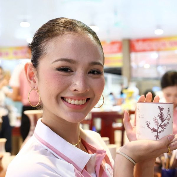 Thí sinh Hoa hậu Việt Nam ngỡ ngàng trước dòng gốm cổ thất truyền được hồi sinh