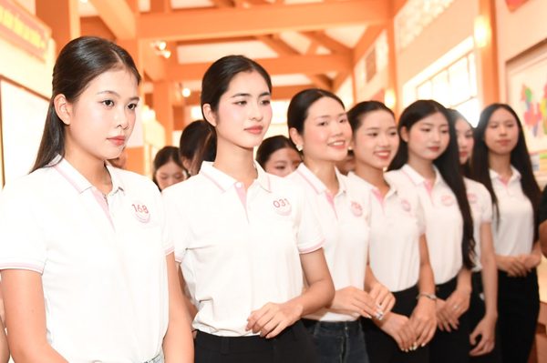 Thí sinh Hoa hậu Việt Nam tìm hiểu trang phục, nông cụ của người dân Lai Châu