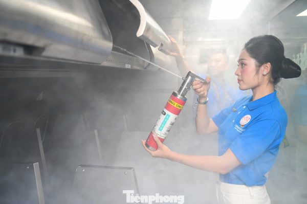 Thí sinh Hoa hậu Việt Nam trải nghiệm chữa cháy, thoát hiểm khẩn cấp khi máy bay gặp sự cố
