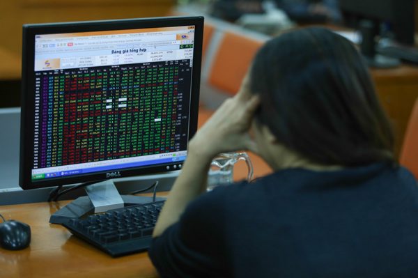 Thị trường chứng khoán: Vượt qua vùng trũng thông tin, VN-Index dò đáy?