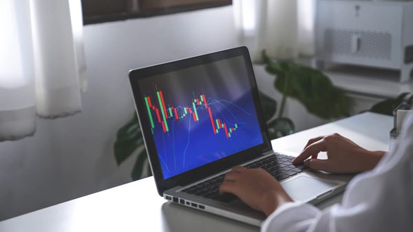 Thị trường cổ phiếu niêm yết HNX tháng 8/2026: Thanh khoản giảm 31%, nhà đầu tư nước ngoài mua ròng cổ phiếu