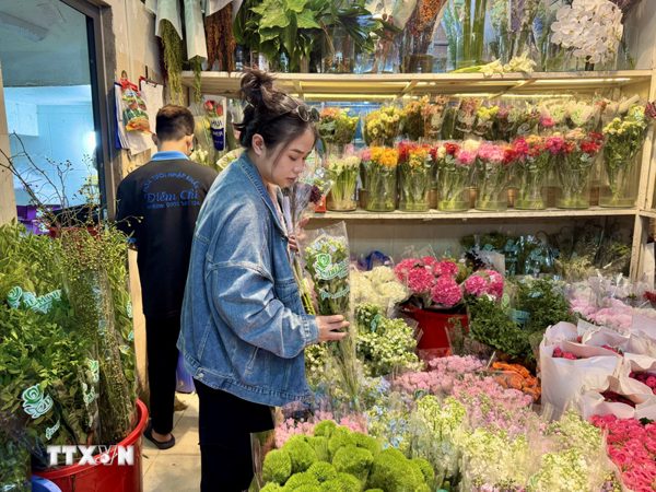 Thị trường hoa tươi ngày 20/10 kém sôi động, quà thiết thực hút khách