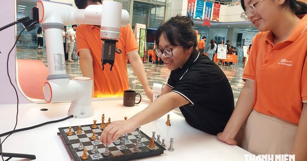 Thích thú xem robot hít đất, đánh cờ và vẽ tranh