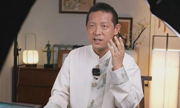 'Thiên tài' Toán học bỏ tu hành, livestream kiếm sống