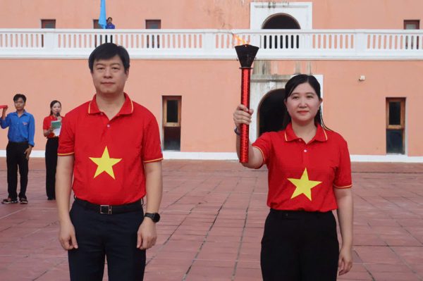 Thiêng liêng lễ chào cờ ‘Tôi yêu tổ quốc tôi’ tại cột cờ Hà Nội – Mũi Cà Mau