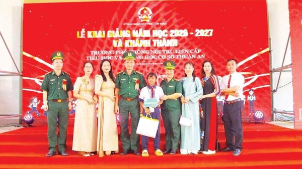 Thiết thực chăm lo, nâng bước học sinh nghèo vùng biên