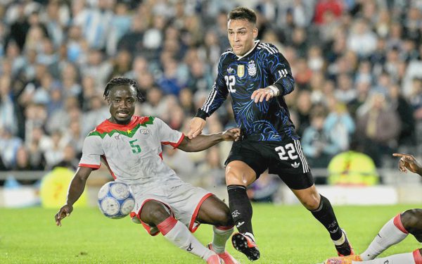 Thiếu Messi, tuyển Argentina vẫn thắng dễ 7-0