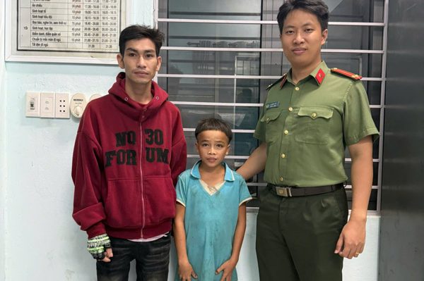 Thiếu niên 13 tuổi đi bộ hơn 80 km tìm mẹ giữa mưa lũ