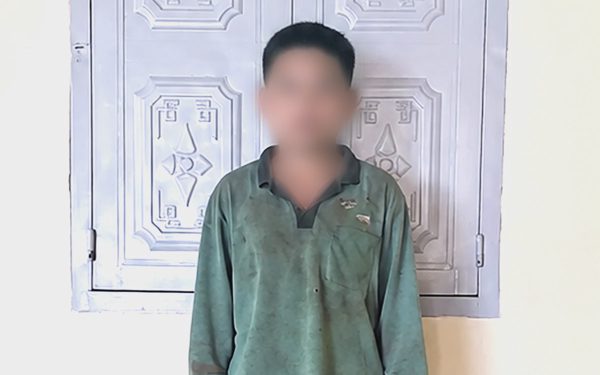 Thiếu niên 14 tuổi ở Đắk Lắk ném đất, đá vào ô tô đang chạy
