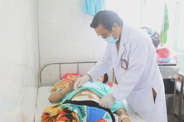 Thiếu niên 15 tuổi nhập viện sau trò đùa đưa vòi khí nén vào hậu môn