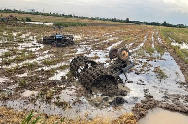 Thiếu niên bị máy cày đè tử vong dưới ruộng ở Đồng Tháp