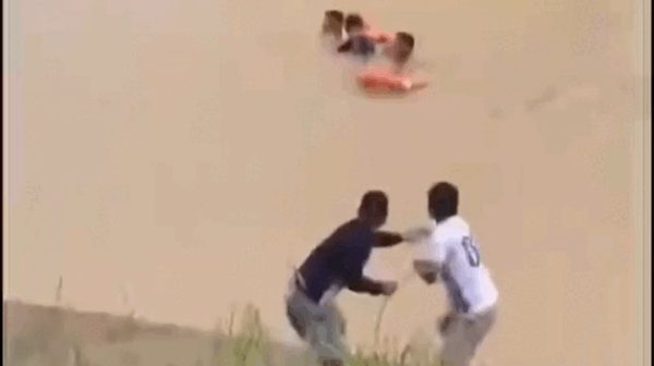 Thiếu niên lật sõng giữa sông Kỳ Lộ, năm người dân kịp thời cứu nạn