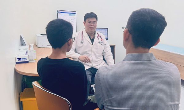 Thiếu niên suy tuyến cận giáp do mất đoạn nhiễm sắc thể