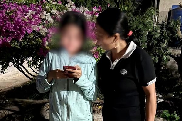 Thiếu nữ bỏ nhà đi lúc nửa đêm và quyết định của nam giáo viên