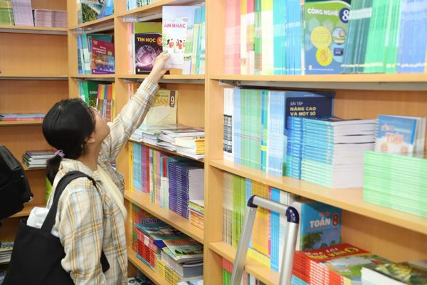 Thiếu sách giáo khoa, Bộ GD&ĐT nhận trách nhiệm ra sao?