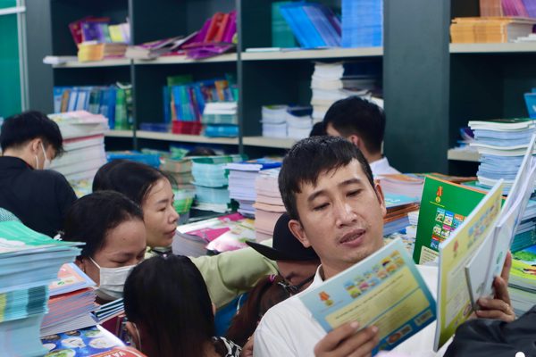 Thiếu sách giáo khoa, không thể đổ lỗi đơn giản cho việc 'khó dự báo'