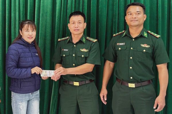 Thiếu tá biên phòng nhặt được 50 triệu đồng, tìm người đánh rơi để trả lại