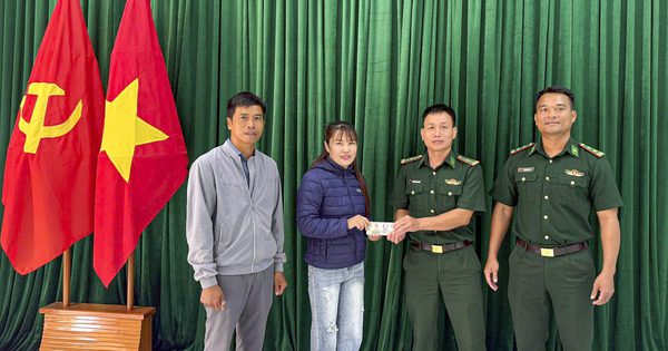 Thiếu tá biên phòng nhặt được 50 triệu đồng, tìm người đánh rơi để trả lại