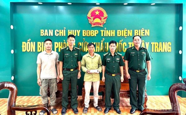 Thiếu tá Đồn Biên phòng Cửa khẩu Quốc tế Tây Trang (Điện Biên) trả lại 82,5 triệu đồng cho người đánh rơi