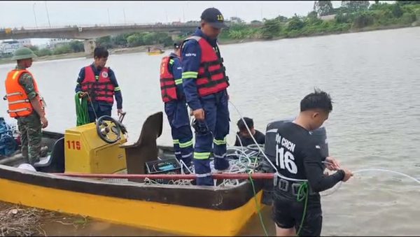 Thiếu tá quân đội mất tích khi lao xuống sông cứu người