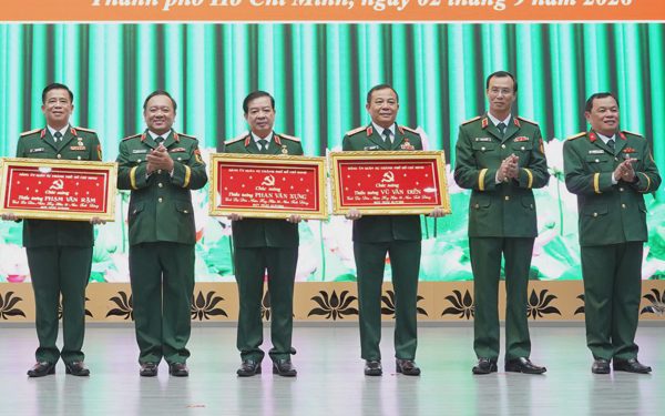 Thiếu tướng Vũ Văn Điền cùng các lãnh đạo, nguyên lãnh đạo Bộ Tư lệnh TP.HCM nhận Huy hiệu 35 năm tuổi Đảng