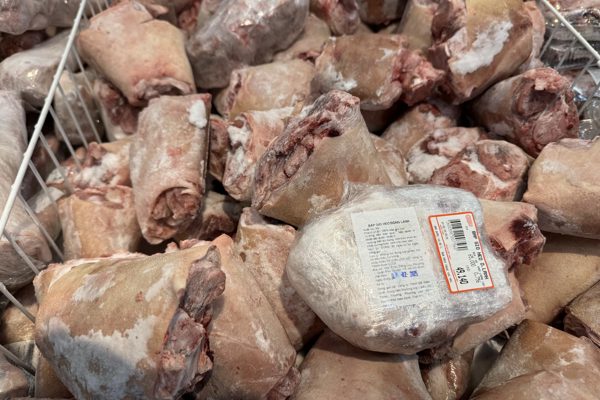 Thịt lợn nhập khẩu giá rẻ 43.000 đồng/kg đổ bộ chợ Việt, giá lợn hơi giảm sâu