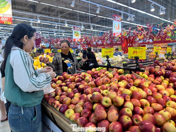 Thịt lợn, trái cây Việt lép vế trên 'sân nhà'