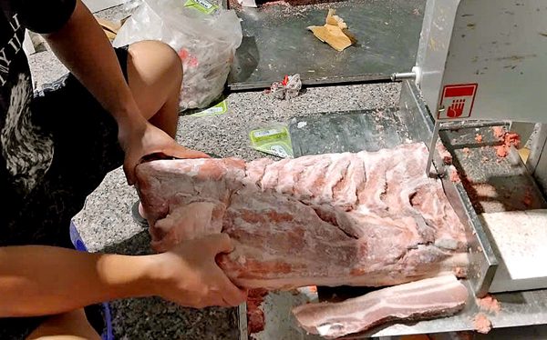Thịt nhập siêu rẻ đổ bộ: Càn quét từ kho sỉ đến chợ đầu mối, thịt nhập đi về đâu?