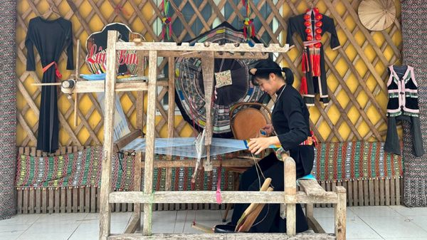 Thổ cẩm thích nghi với đời sống hiện đại