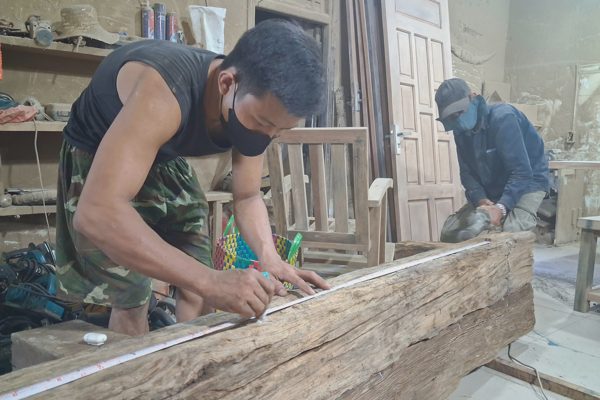 Thợ "hóa xác" tàu cũ hồi sinh những thớt gỗ mặn mòi vị biển