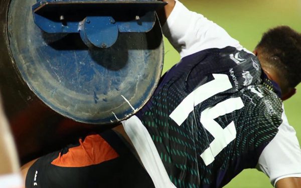 Thợ lái xe lu mặt sân Thai League 1 cán qua chân ngôi sao bóng đá Anh