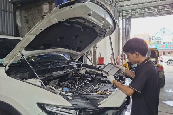 Thợ sửa ô tô cảnh báo “cú đạp ga đắt đỏ” trong ngày ngập lụt