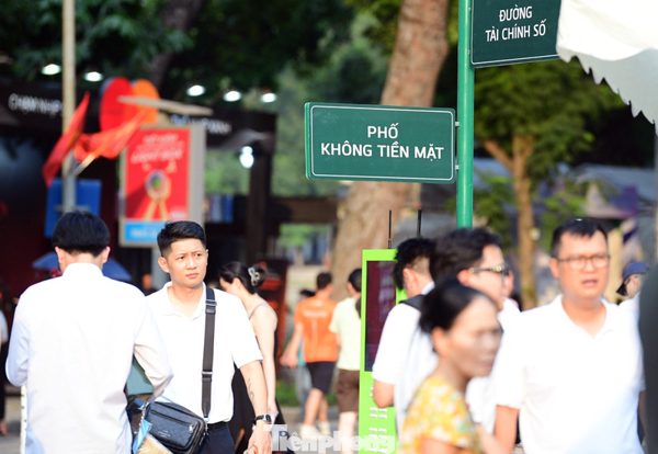Thỏa thích trải nghiệm 'đường tài chính số, phố không tiền mặt'