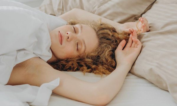 Thói quen ngủ giơ tay qua đầu cảnh báo bệnh gì?