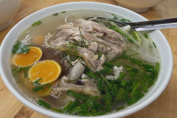 Thói quen xì xụp uống hết bát nước phở có gây hại cho sức khỏe?