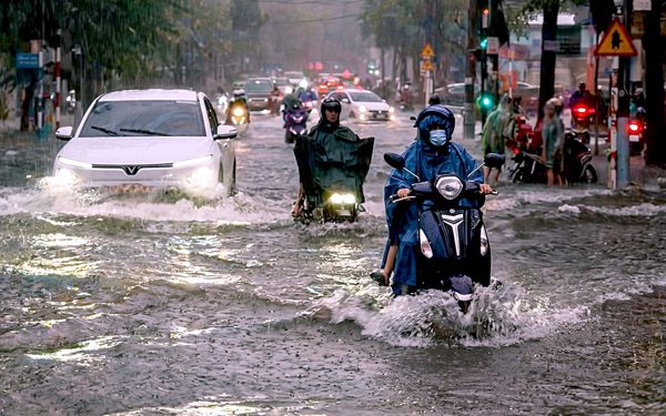 Thời tiết hôm nay 13-10: Bắc Bộ nắng, Nam Bộ mưa chiều
