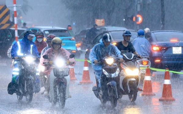 Thời tiết hôm nay 4-10: Không khí lạnh tràn về Bắc Bộ, dải hội tụ vắt qua Nam Bộ gây mưa