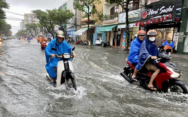 Thời tiết hôm nay 8-10: Miền Trung mưa rất to, miền Nam mưa chiều