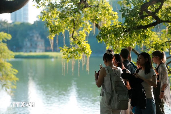 Thời tiết ngày 16/10: Bắc Bộ ngày nắng, Nam Bộ đề phòng mưa lớn