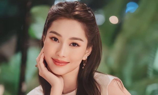 Thời trang đơn sắc của Hoa hậu Đặng Thu Thảo