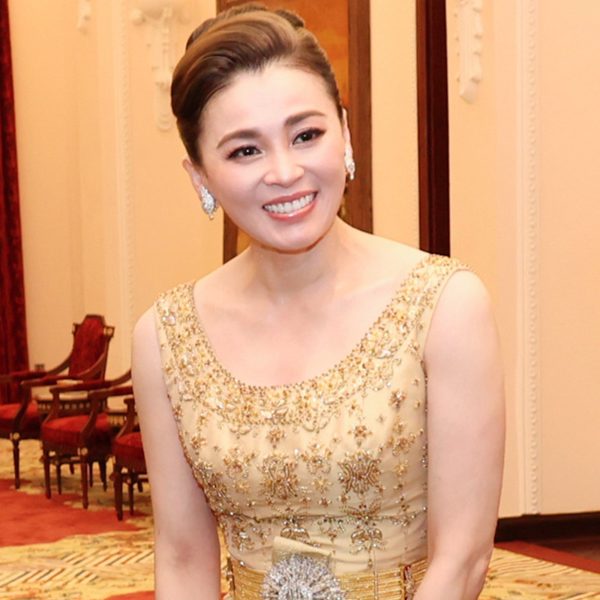 Thời trang tinh tế của Hoàng hậu Thái Lan tại Việt Nam