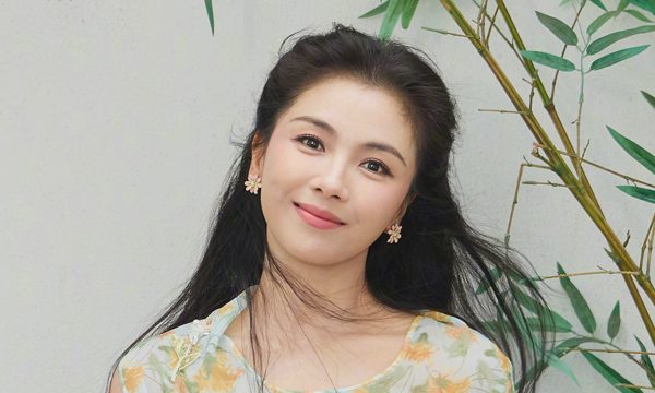 Thời trang tôn vẻ thanh lịch của 'A Châu' Lưu Đào
