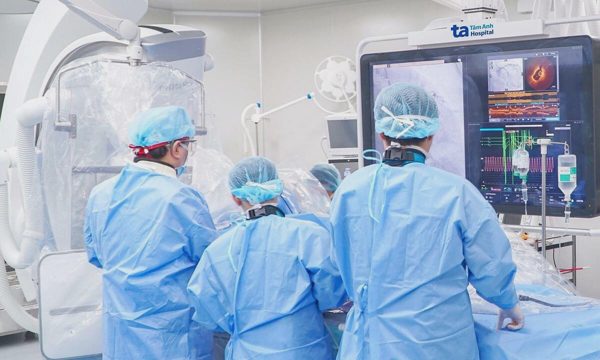 Thông mạch máu nuôi tim cụ bà 90 tuổi