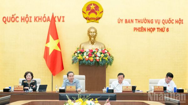 Thông qua Nghị quyết quy định về chế độ bảo vệ Thẩm phán