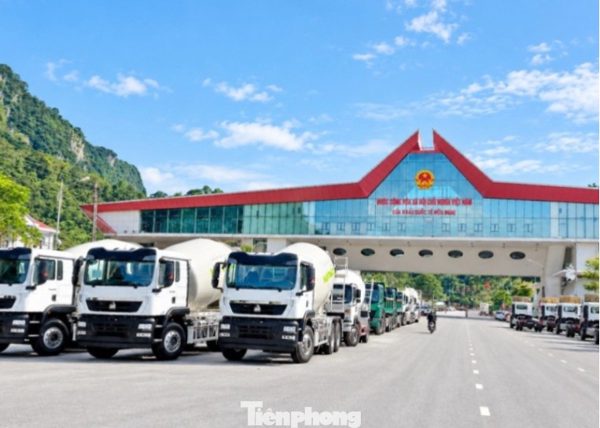 Thông quan cửa khẩu Lạng Sơn ngày cao điểm tới 2.100 xe