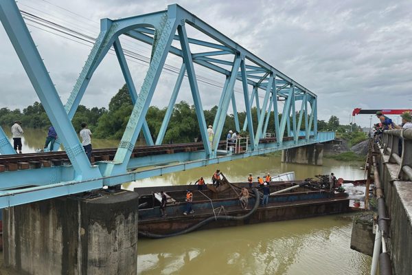 Thông tin mới vụ 3 sà lan bị lũ cuốn mắc kẹt ở cầu đường sắt Bắc - Nam