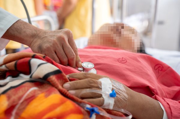 Thông tin mới vụ bị nhánh cây trên đường đè trúng làm chồng chết, vợ bị thương