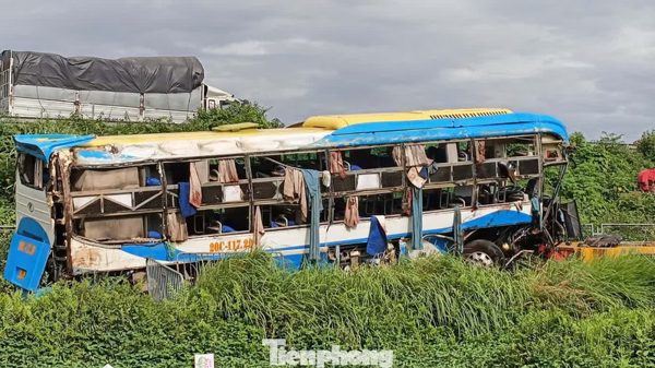 Thông tin mới vụ xe khách lao khỏi cao tốc Pháp Vân - Cầu Giẽ làm 4 người tử vong